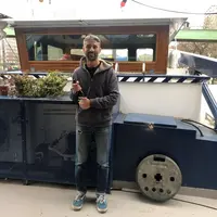 Sur la péniche La Bougeotte, Charles Delalande fait découvrir des vins dont certains sont transportés par voie fluviale.