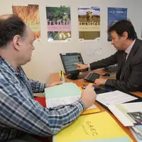 Exploitant agricole recu par son conseiller financier au crédit agricole lors de la présentation de son bilan financier d'exploitation. Agriculteur et
