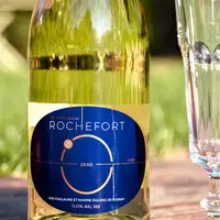 Les Surprises de Rochefort est un effervescent sans alcool, commercialisé aux alentours de 22 euros.
