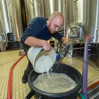 Même si la bentonite reste pour le moment la méthode la plus efficace pour stabiliser les protéines des vins blancs, diverses alternatives sont à l'ét