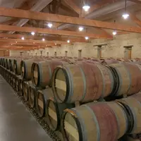 chai à barriques du château Mauvesin-Barton à Moulis-en-Médoc. barrique en bois, fût de chêne, fûts, tonneaux, tonneau, élevage du vin bordelais. viei