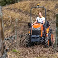 Le microtracteur Kubota LX 351 DR affiche une largeur hors tout inférieure à un mètre.