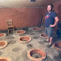 Paul Esteve, vigneron au Domaine des Miquettes, à Cheminas, dans l’Ardèche, a fait construire un marani pour vinifier des vins de macération.