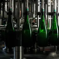 une chaîne d'embouteillage en Champagne