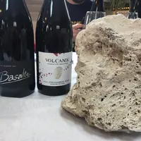 Les vins produits sur des terroirs volcaniques ou volcano-sédimentaires (comme sur cette pierre ponce) le mentionnent sur l'étiquette et pourront bien