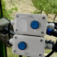 En cabine, un boîtier de commande permet d'activer la pompe pour arroser les plants à droite ou à gauche.