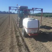 Le portique utilisé pour arroser les plantiers servait avant pour le désherbage chimique du rang.