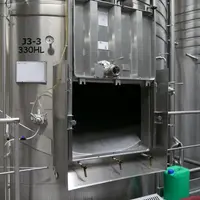 Les cuves de vinification des rouges sont équipées de pompes et de portes sur vérins. De nombreuses opérations s'effectuent en appuyant simplement sur