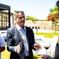Gérard Bancillon alerte sur la nécessité de réagir rapidement face à l'accélération de la déconsommation de vin.