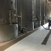 Cave coopérative des vignerons de Puisseguin saint émilion en Gironde durant les vinifications et vendanges 2017, nettoyage du chai
