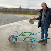 Avec cette brouette bricolée, Christophe Lardière installe rapidement les fils de palissage.