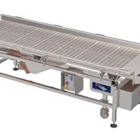 La table de tri SV800 TA de CMA permet de réaliser deux opérations en une : la séparation des déchets verts ou secs par vibration, et le tri des baies