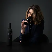Ingrid Coiffet voit dans la dégustation de vin et le partage qu'elle implique un véritable outil pour développer l'esprit d'équipe.