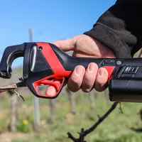 La nouvelle attacheuse AT1000 d'Infaco propose une prise en main identique au sécateur F3020.