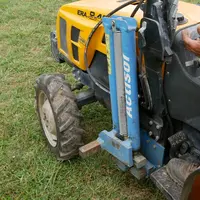 Bien que compacts, les microtracteurs peuvent recevoir des outils interceps entre roues.