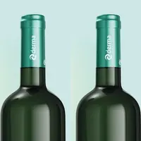 Issu en partie du recyclage, le matériau polylaminé des capsules R-derma permet de réduire l'empreinte carbone du surbouchage.