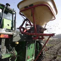Distributeur d'engrais dans les vignes