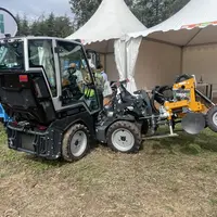 Le Viroc propose une cabine pivotante et un châssis articulé offrant un angle de braquage de  80 degrés.