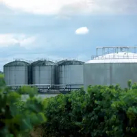 Vigne / centre de distillation d'Etat et de méthanisation des vinasses / vue d'ensemble des cuveries (alcool et digesteurs) du site Revico depuis les