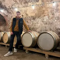 Le viticulteur marnais, Maxime Ullens, a conçu une barrique avec des fonds en grès, afin de supprimer la verdeur apportée par les fonds en bois.