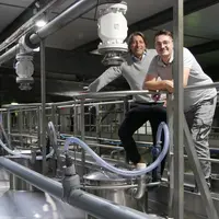 Matthieu Planté (à gauche) et Quentin Renouil (à droite) de CO2 Winery ont suivi de près le système de captage du gaz carbonique installé chez leur cl