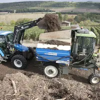 Viticulture. Fertilisation. Apport de compost végétal composé à 70% de feuillu sur une jeune vigne dans le vignoble de Champagne. Matière organique.