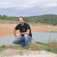 Thomas Fouant, chef de culture de BLB Vignobles, utilise depuis cette année de l'eau de ruissellement hivernal pour irriguer les vignes l'été.