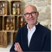 Au sein de la marque Moderato, Frédéric Brochet, œnologue et ex-vigneron, a pour mission d'élaborer du vin désalcoolisé qui garde le plaisir du vin.