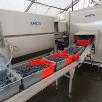 Amos Industrie propose un retourneur de caisses pouvant intégrer une solution de lavage économe en eau.