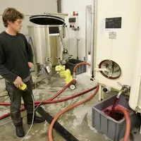 Pratiquer un soutirage permet d'éliminer les lies et/ou la mauvaise microbiologie du vin et de favoriser le départ de la malo.