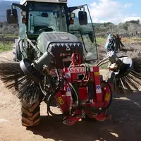 Nicolas Dormont, viticulteur coopérateur à Pourcieux, dans le Var, a monté une paire de rechanges de brosses Naturagriff en 600 mm sur son andaineur,