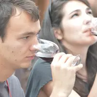 Jeune homme et jeune femme  en dégustation de vin rouge à Bordeaux fête le vin. Appréciation des arômes. Odorat. Nez. Saveur. Consommation de vin.  Ve