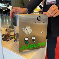 L'entreprise italienne Juclas fabrique et commercialise le boîtier pour le compte d'AromaLoc, société américaine détentrice du brevet.