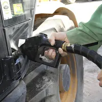 agriculteur remplissant le réservoir de gasoil du servant de ferme. gazole non routier. gaz-oil. carburant. GNR. valet de ferme JCB.