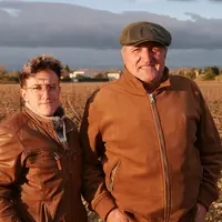 Bruno et Léa Pinol, viticulteurs à Villedaigne, dans l'Aude, travaillent ensemble à la diversification de la nouvelle exploitation.