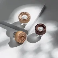 En s'alliant à du bois, le bouchon Vinolok joue sur le design tout en offrant des possibilités de personnalisation nouvelles.