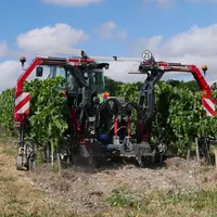 Cadre Emisol de Forge Boisnier permettant de réaliser le travail du sol intercep des vignes sur deux rangs à la fois.