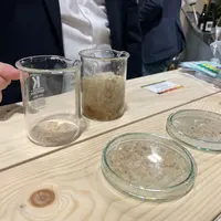 L'entreprise EF Polymer exposait un hydrorétenteur. Dans le bécher de gauche, l'hydrorétenteur est sec. A droite, on voit la même quantité mais gorgée