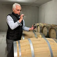 Emmanuel Couzi, œnologue à l’Union des vignerons des Côtes-du-Rhône souligne « la tension, la verdeur et les arômes de fleurs blanches » procurés par