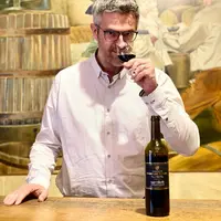 Anthony Castaing, vigneron au Domaine de Grange Neuve, à Pomport, en Dordogne, vient de lancer une cuvée de vin primeur. Le timing a été son principal