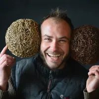 Fabien Godefrin a mis au point un procédé lui permettant de créer de nombreux objets à partir des rafles de raisin.