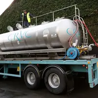 Chargement d'un camion citerne de la coopérative viticole CRVC (Coopérative régionale des vins de Champagne) enlèvement d'une cuvée chez un vigneron a