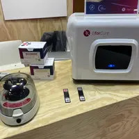 Le pack de base de la solution Œnobiote comprend une petite centrifugeuse, la plateforme d'analyse Chronos et des languettes à puce pour les tests.
