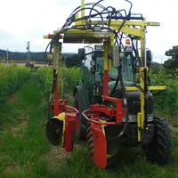 Georges Paire, viticulteur retraité dans la Loire, a créé une machine pouvant à la fois effeuiller et rogner le haut de la vigne.