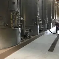 Cave coopérative des vignerons de Puisseguin saint émilion en Gironde durant les vinifications et vendanges 2017, nettoyage du chai