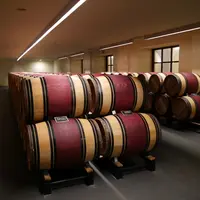 Chai à barrique pour vieillissement du vin rouge en fûts de chêne au château Montrose, deuxième grand cru classé de saint-estèphe en gironde, grand ch