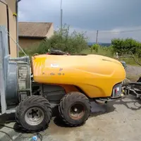 Les deux essieux permettent de gagner en stabilité dans les parcelles de vigne en dévers et de moins chasser de côté.