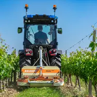Entre deux choix de gabarits de tracteurs, sélectionner le plus étroit permet de l'équiper de pneus plus larges. Un choix rarement effectué dans les f