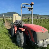 Léger, le tracteur Antonio Carraro SN 6400 du domaine Bléger est chaussé de pneus de 4x4 gonflés à moins d'un bar. De petite dimension, ces pneus frot