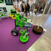 La tondeuse Coupalex se caractérise par un renvoi d'angle en biais pour glisser facilement sous les vignes.